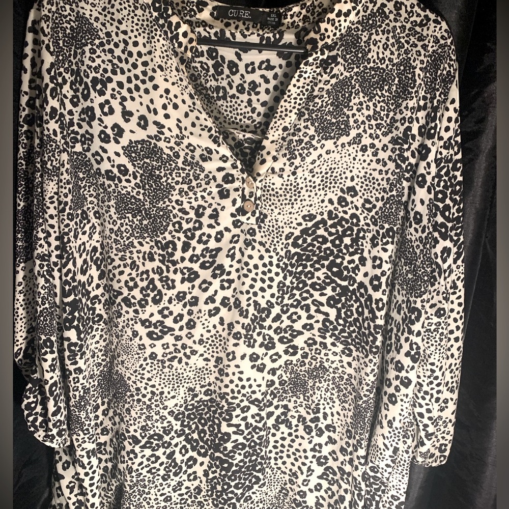 CURE Women's 2Xl Black and White Leopard Print Tunic Career Blouse